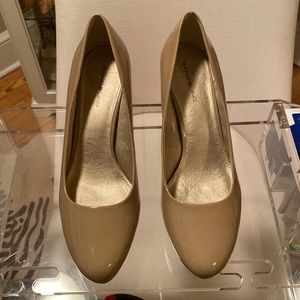 Patent leather round toe pumps